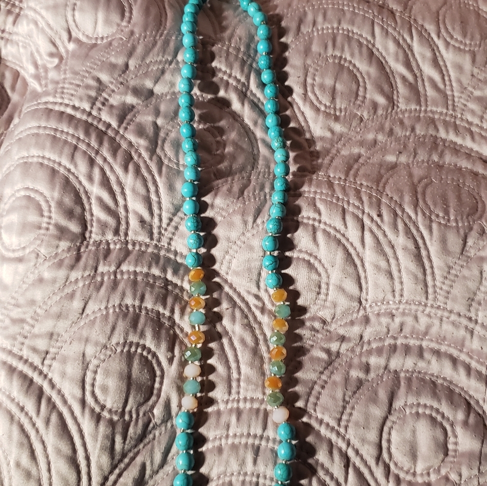 Beautiful turquoise beads with detail on blus pink
